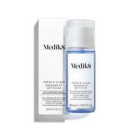 Botella de Medik8 Press & Clear con líquido azul colocada junto a su caja blanca. El texto lo identifica como un tónico exfoliante con 2 % de BHA y ácido salicílico de liberación suave.