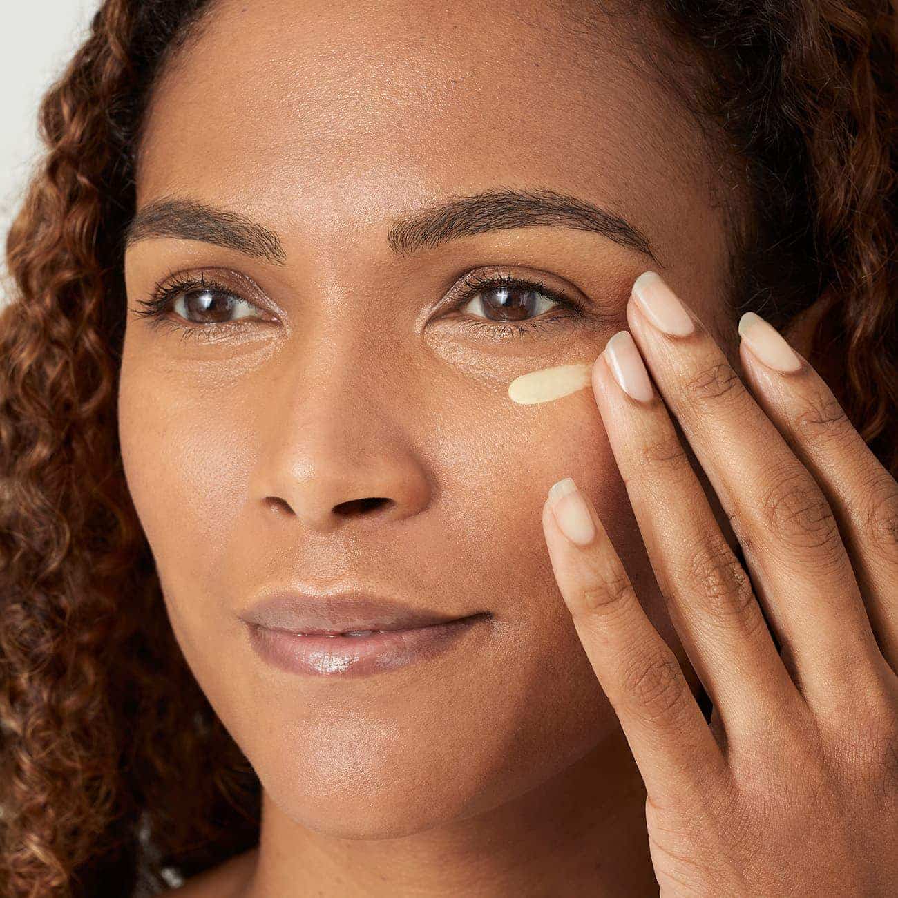 ¿Cómo funcionan las cremas para el contorno de los ojos?