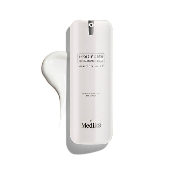 Botella blanca con dispensador de r-Retinoate Day & Night Eye Serum, con una gota del producto junto a ella.
-39