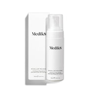 Botella con dispensador de Medik8 Micellar Mousse junto a su caja blanca de empaque sobre un fondo blanco. El texto identifica el producto como un limpiador purificante y nutritivo de fácil enjuague.