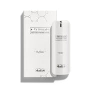 Botella blanca con dispensador de r-Retinoate Day & Night Eye Serum colocada junto a su caja de cartón blanca a juego.

