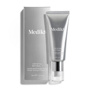 El tubo de Medik8 Crystal Retinal 1 descansa sobre una franja de sérum rosa pálido sobre un fondo blanco. Distintivos destacan «Ganador de los Get The Gloss Beauty Awards 2025» y «Primera tecnología patentada del mundo», junto con el texto: «El sérum facial dermatológico n.º 1 del Reino Unido*».
