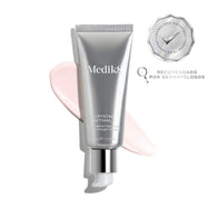 El tubo de Medik8 Crystal Retinal 1 descansa sobre una franja de sérum rosa pálido sobre un fondo blanco. Distintivos destacan «Ganador de los Get The Gloss Beauty Awards 2025» y «Primera tecnología patentada del mundo», junto con el texto: «El sérum facial dermatológico n.º 1 del Reino Unido*».
