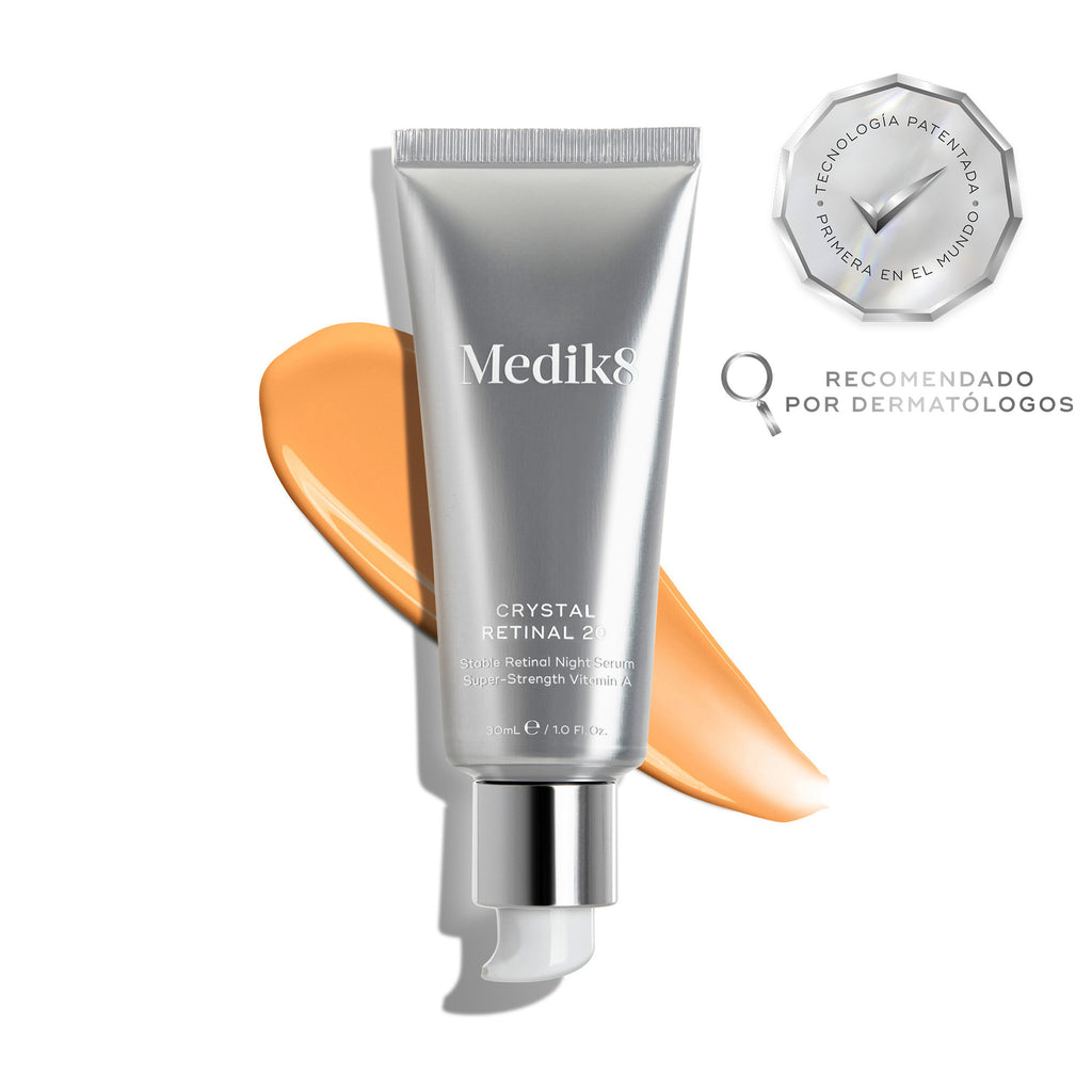 El tubo de Medik8 Crystal Retinal 20 descansa sobre una franja de sérum rosa pálido sobre un fondo blanco. Distintivos destacan «Ganador de los Get The Gloss Beauty Awards 2025» y «Primera tecnología patentada del mundo», junto con el texto: «El sérum facial dermatológico n.º 1 del Reino Unido*».
