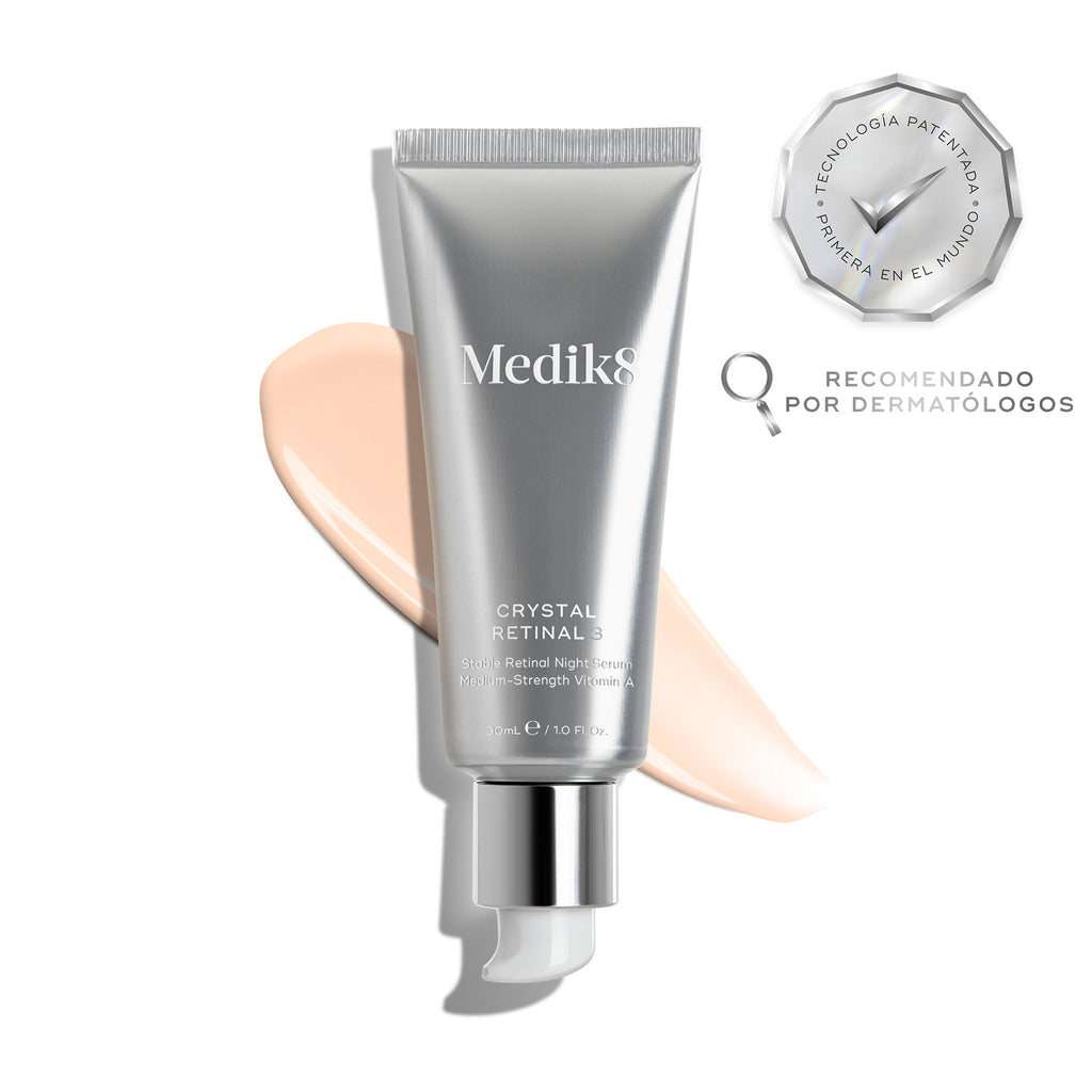El tubo de Medik8 Crystal Retinal 3 descansa sobre una franja de sérum rosa pálido sobre un fondo blanco. Distintivos destacan «Ganador de los Get The Gloss Beauty Awards 2025» y «Primera tecnología patentada del mundo», junto con el texto: «El sérum facial dermatológico n.º 1 del Reino Unido*».
