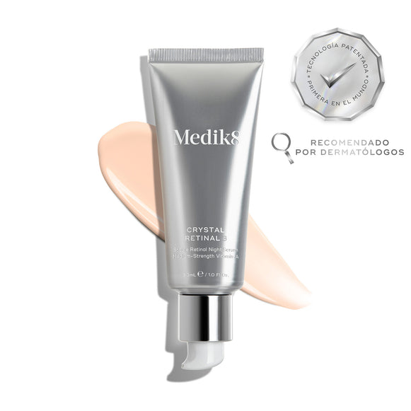 El tubo de Medik8 Crystal Retinal 3 descansa sobre una franja de sérum rosa pálido sobre un fondo blanco. Distintivos destacan «Ganador de los Get The Gloss Beauty Awards 2025» y «Primera tecnología patentada del mundo», junto con el texto: «El sérum facial dermatológico n.º 1 del Reino Unido*».
-1