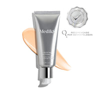 El tubo de Medik8 Crystal Retinal 6 descansa sobre una franja de sérum rosa pálido sobre un fondo blanco. Distintivos destacan «Ganador de los Get The Gloss Beauty Awards 2025» y «Primera tecnología patentada del mundo», junto con el texto: «El sérum facial dermatológico n.º 1 del Reino Unido*».
