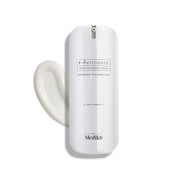 Un elegante frasco blanco con dispensador de r-Retinoate Day & Night se mantiene en posición vertical, con un remolino de crema blanca al lado.