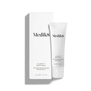 El tubo de Medik8 Clarity Peptides se encuentra junto a su caja blanca de empaque sobre un fondo blanco. El texto identifica el producto como un “Sérum de Péptidos con 10 % de Niacinamida” en un tamaño de 30 mL.