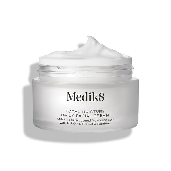 Tarro de vidrio esmerilado abierto de Medik8 Total Moisture Daily Facial Cream con un pico de crema blanca en la parte superior, colocado sobre un fondo blanco limpio. Los distintivos en las esquinas superiores indican que es «Ganador de los Daisy Beauty Awards 2025» y «Recomendado por dermatólogos».-41