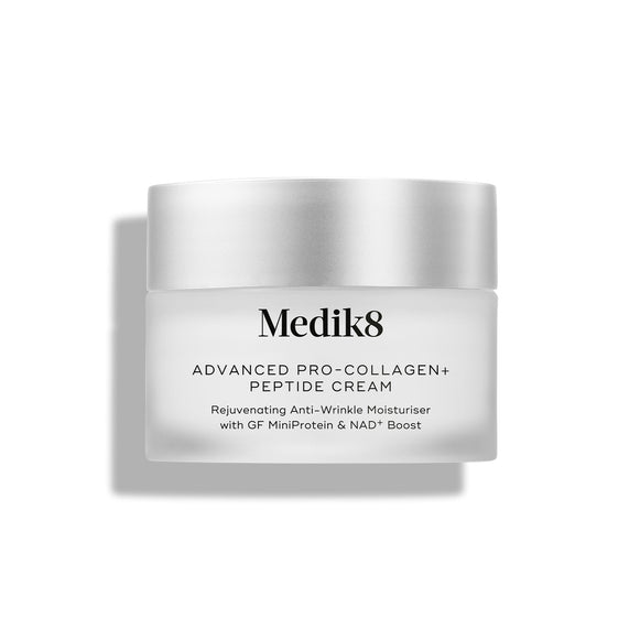 Tarro de crema Medik8 Advanced Pro-Collagen+ Peptide sobre un fondo blanco-43
