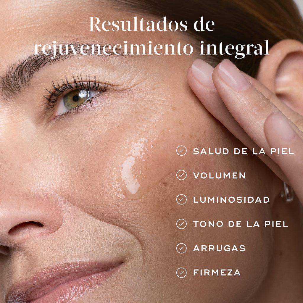 Primer plano de una mujer sonriente tocando su mejilla, donde se aprecia una aplicación del sérum EXO PDRN de Medik8. Titulado "Resultados de Rejuvenecimiento Integral", con los siguientes beneficios:

salud de la piel
volumen
luminosidad
tono de la piel
 arrugas
 firmeza