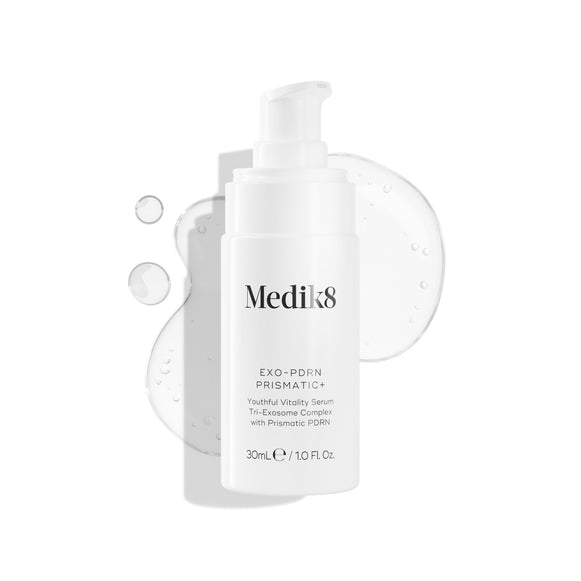 Un frasco blanco con dispensador tipo pump del sérum Medik8 EXO-PDRN Prismatic+ Youthful Vitality Serum descansa sobre un fondo blanco, rodeado por una mancha transparente y brillante de la textura del sérum.-3