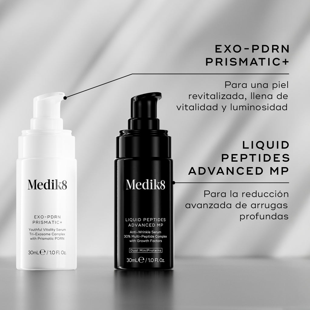 Dos frascos de sérum Medik8 se encuentran uno al lado del otro sobre un fondo gris suave. El frasco blanco de EXO-PDRN Prismatic+ se describe como indicado para la rejuvenecimiento general y visible de la piel. El frasco negro de Liquid Peptides Advanced MP se describe como indicado para reducir visiblemente las arrugas profundas.