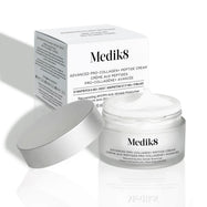 Crema «Medik8 Advanced Pro-Collagen+ Peptide Cream», mostrada con su caja blanca, la tapa plateada abierta y el frasco blanco sobre un fondo blanco impecable.