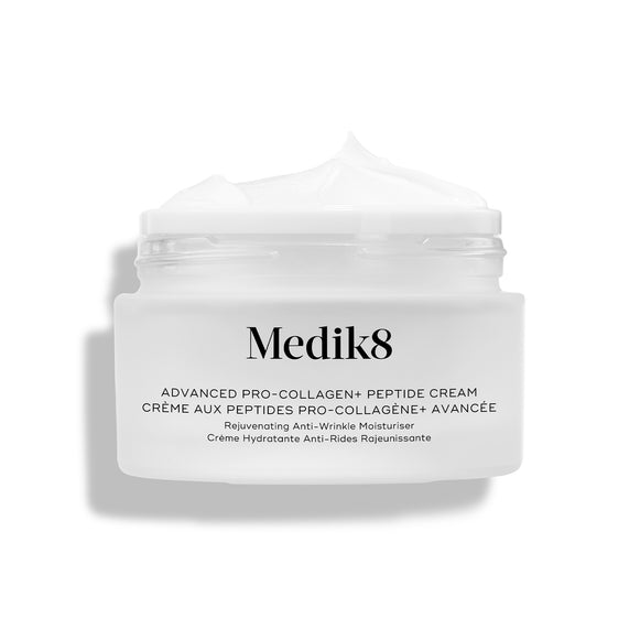 El envase de la crema «Medik8 Advanced Pro-Collagen+ Peptide Cream» abierto, en el que se aprecia una crema blanca y suave sobre un fondo blanco-12