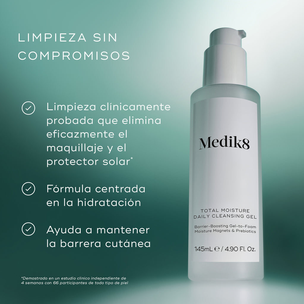 Frasco del gel limpiador diario «Total Moisture» de Medik8 con un panel informativo en el que se describen sus principales beneficios, entre los que se incluyen la eliminación eficaz del maquillaje y del protector solar, una limpieza que prioriza la hidratación y el refuerzo de la barrera cutánea