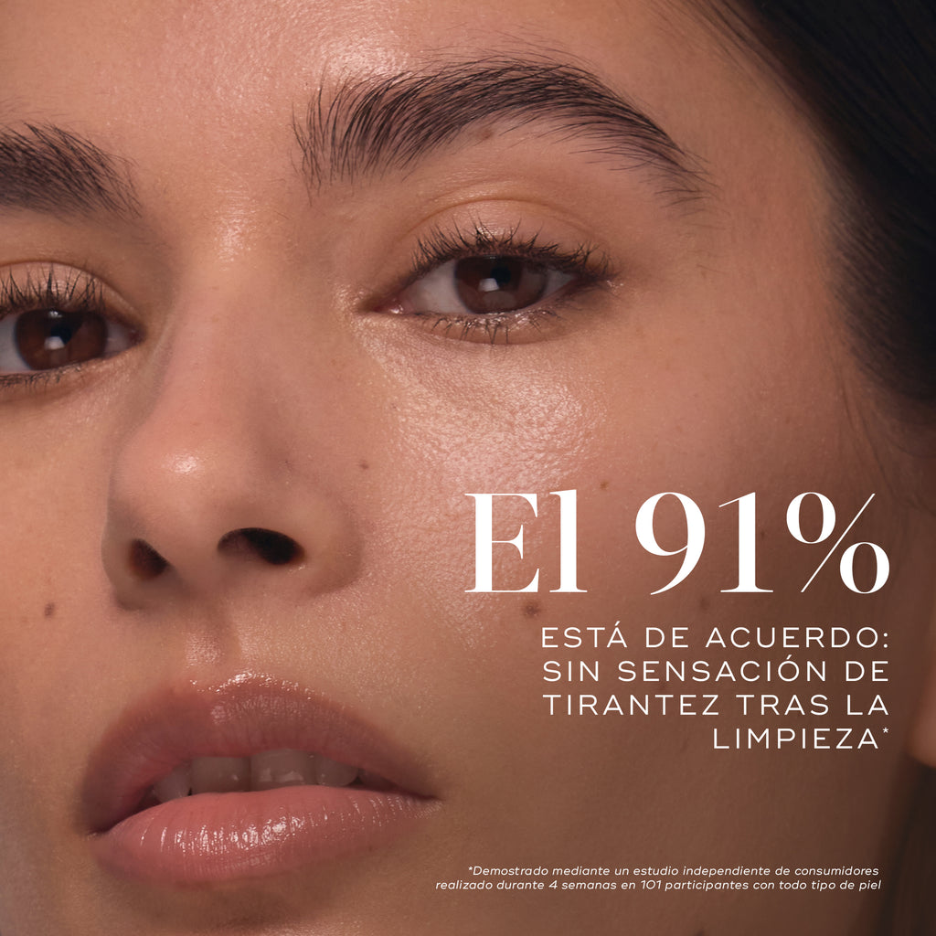 Primer plano del rostro de una mujer con una piel radiante, en el que aparece el texto «91 %», que destaca la ausencia de sensación de tirantez tras la limpieza y un acabado cómodo en la piel.