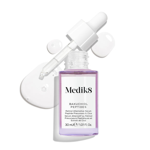 Un frasco cuentagotas de vidrio morado del sérum Bakuchiol Peptides aparece con el cuentagotas retirado. Se muestra un remolino del sérum morado que enfatiza la textura del producto.-30