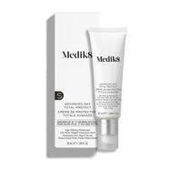 Crema hidratante Medik8 Advanced Day Total Protect SPF 30, presentada en un tubo blando blanco con tapón transparente y su envase de cartón blanco en el lateral