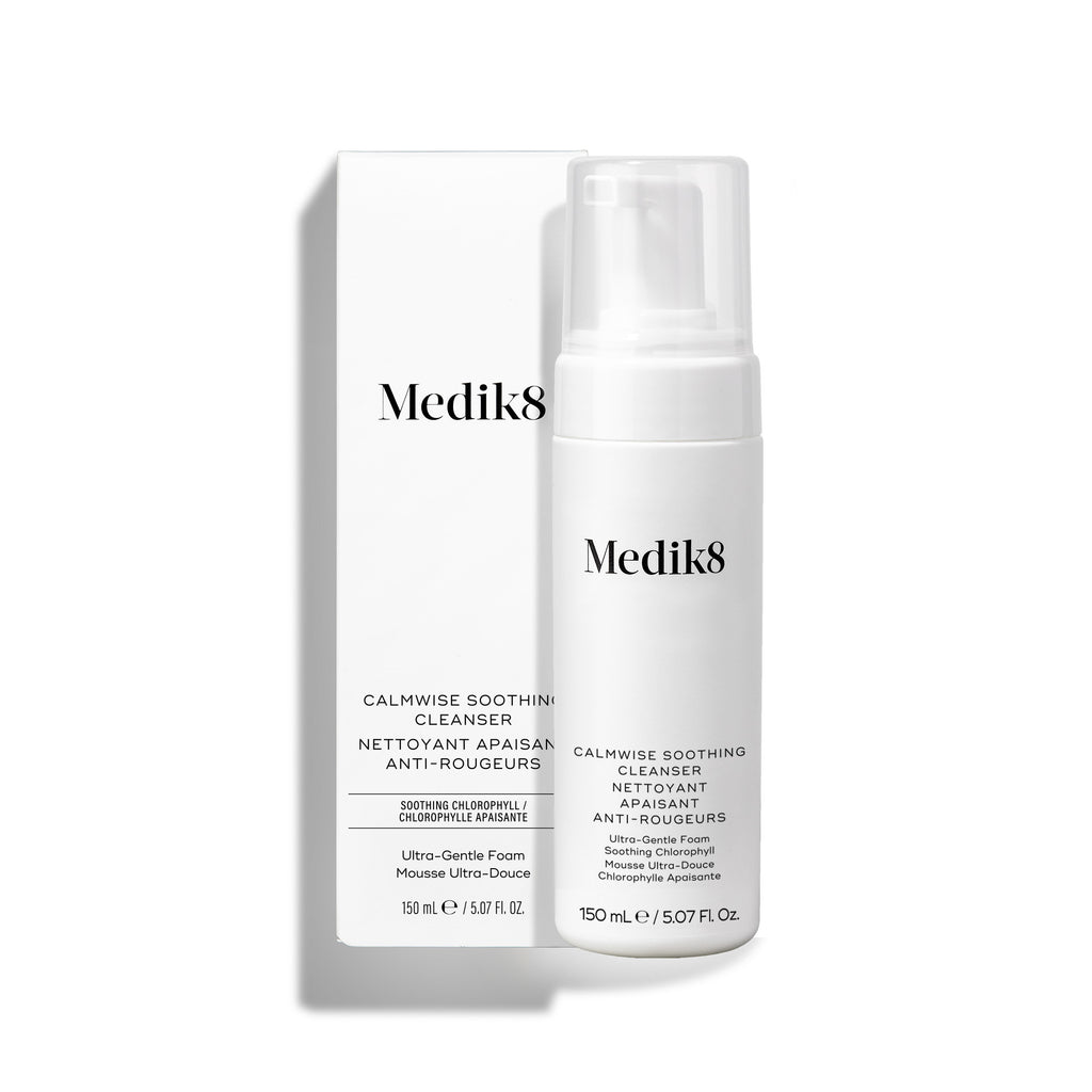 Botella con dispensador de Medik8 Calmwise Soothing Cleanser colocada junto a su caja blanca sobre un fondo blanco. El texto lo identifica como una «Espuma de clorofila ultra suave».