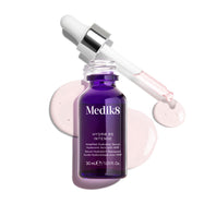 Un frasco cuentagotas de vidrio de Medik8 Hydr8 B5 Intense en color púrpura intenso, mostrado con una pipeta abierta colocada sobre gotas de sérum rosa claro sobre un fondo blanco limpio. El texto destaca la fórmula como ácido hialurónico con NMF (factores naturales de hidratación) para reponer y potenciar, en tamaño de 30 ml.