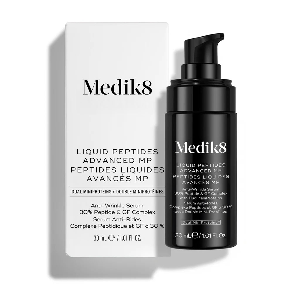El frasco del sérum «Liquid Peptides Advanced MP» de Medik8 y su envase de cartón blanco sobre un fondo blanco