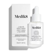 Un frasco cuentagotas de vidrio transparente del sérum Liquid Peptides se encuentra frente a su caja blanca del producto.