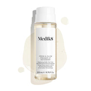 Botella del tónico Medik8 Press & Glow sobre un fondo blanco limpio con gotas translúcidas de líquido y un pequeño charco, destacando su textura acuosa. El texto identifica el producto como un tónico exfoliante diario con PHA y activador enzimático de 200 mL.