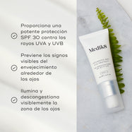 El tubo de Advanced Day Eye Protect yace sobre una superficie de mármol junto a una hoja verde de helecho. El texto destaca su protección SPF 30, la prevención de los signos visibles del envejecimiento y su capacidad para iluminar y desinflamar el contorno de ojos.