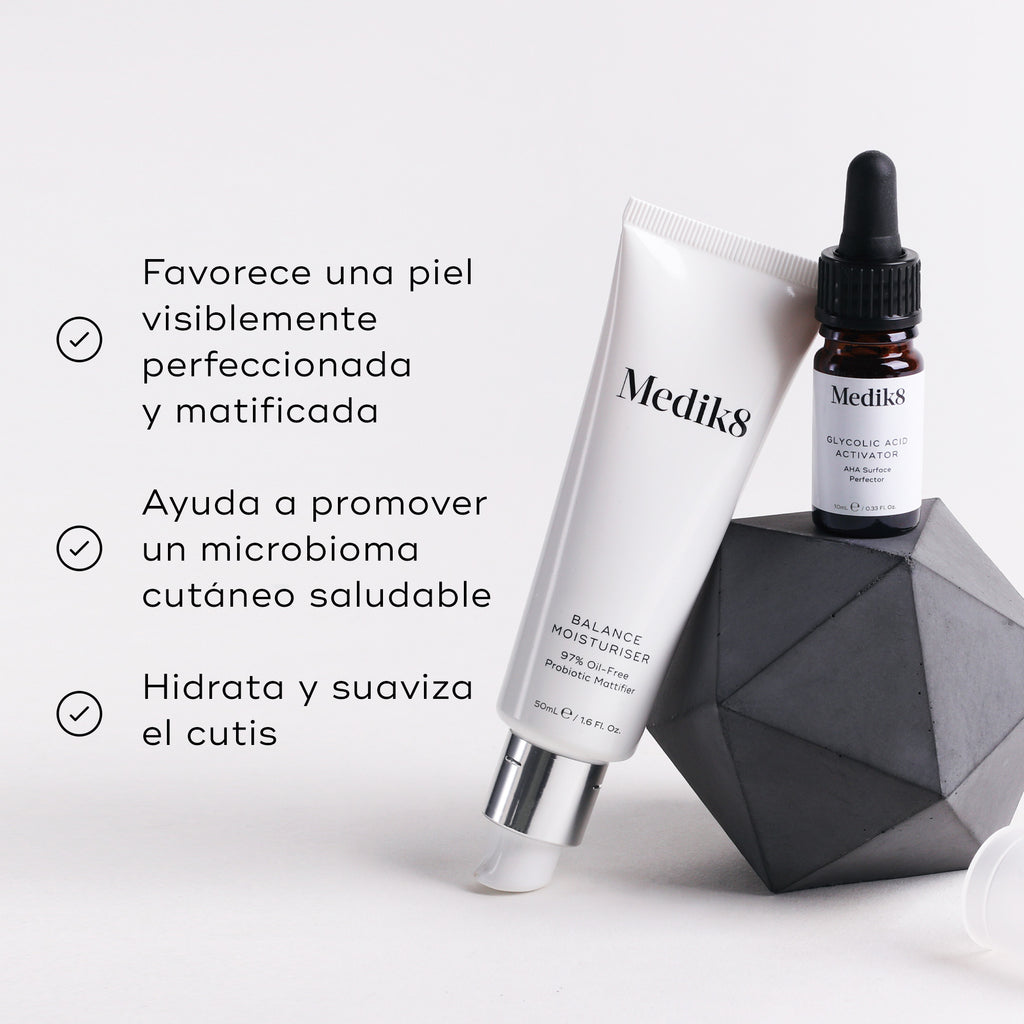 Balance Moisturiser y Glycolic Acid Activator están colocados sobre un objeto geométrico gris. Tres viñetas con marcas de verificación destacan los beneficios:

Favorece una piel visiblemente perfeccionada y matificada
Ayuda a promover un microbioma cutáneo saludable
Hidrata y suaviza el cutis