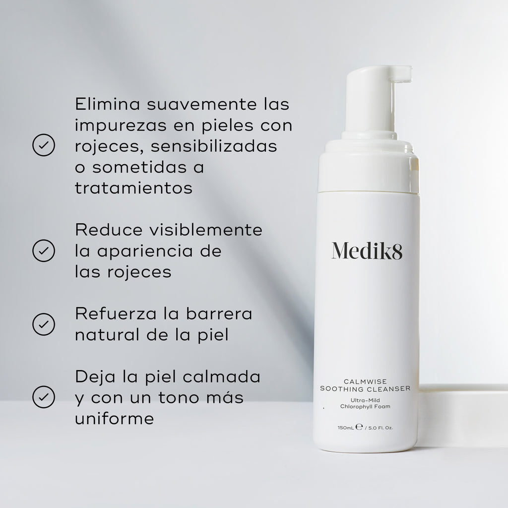 Imagen dividida que muestra la botella del limpiador junto a una lista de beneficios, entre ellos: «Elimina suavemente las impurezas de la piel enrojecida, sensible y tratada» y «Reduce la apariencia del enrojecimiento».
