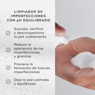 Medik8 Clarifying Foam siendo dispensado en la palma de una mano, mostrado junto a una lista de beneficios sobre un fondo blanco con burbujas. El texto destaca su fórmula con pH equilibrado que suaviza, purifica y descongestiona visiblemente la piel; reduce la apariencia de las imperfecciones; previene futuras imperfecciones; y deja la piel calmada y equilibrada.