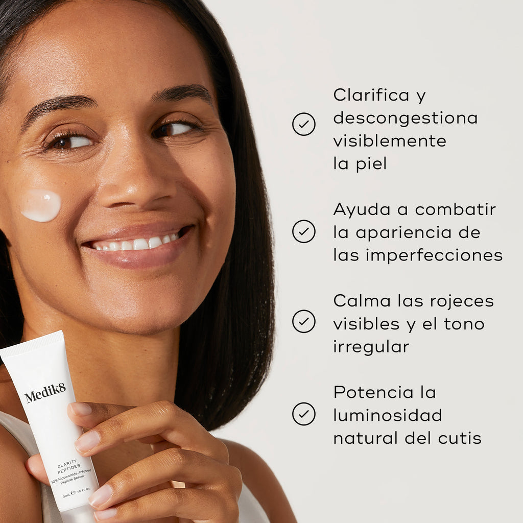 Una lista de beneficios aparece junto a una modelo sosteniendo el tubo de Clarity Peptides. El texto afirma que ayuda a clarificar visiblemente la tez, combatir las imperfecciones, calmar el enrojecimiento y aumentar la luminosidad.