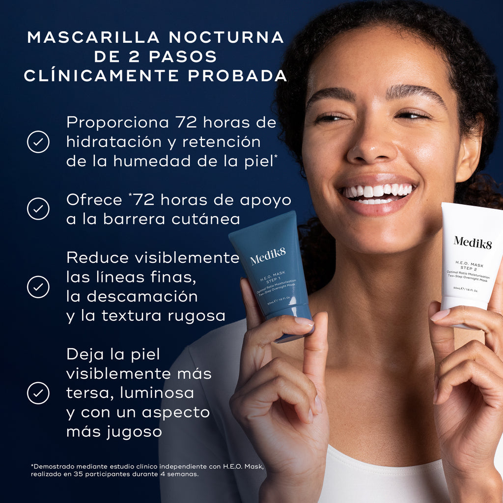 Una mujer sonriente sosteniendo los dos tubos de Medik8 H.E.O. Mask (Paso 1 azul y Paso 2 blanco). El texto destaca el producto como una **MASCARILLA NOCTURNA DE 2 PASOS CLÍNICAMENTE PROBADA** con beneficios que incluyen: 72 horas de hidratación y retención de humedad, 72 horas de apoyo a la barrera cutánea, reducción visible de líneas finas, descamación y aspecto arrugado, y una piel con aspecto más relleno, luminoso y flexible.
