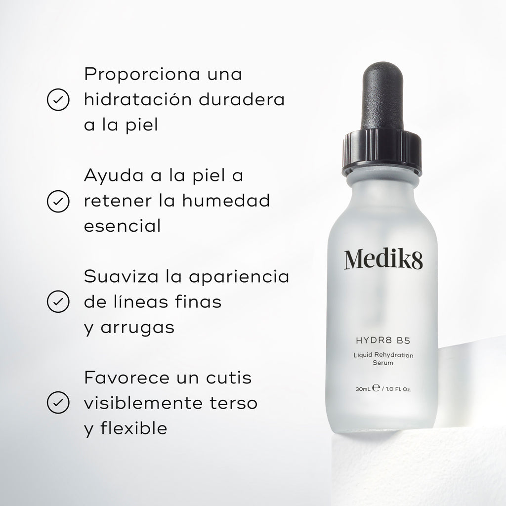 La botella del sérum Medik8 Hydr8 B5 se encuentra sobre un pedestal blanco frente a un fondo blanco brillante. El texto destaca que el producto:

Proporciona hidratación duradera a la piel
Ayuda a la piel a retener la humedad esencial
Suaviza la apariencia de líneas finas y arrugas
Favorece una tez visiblemente rellena y flexible