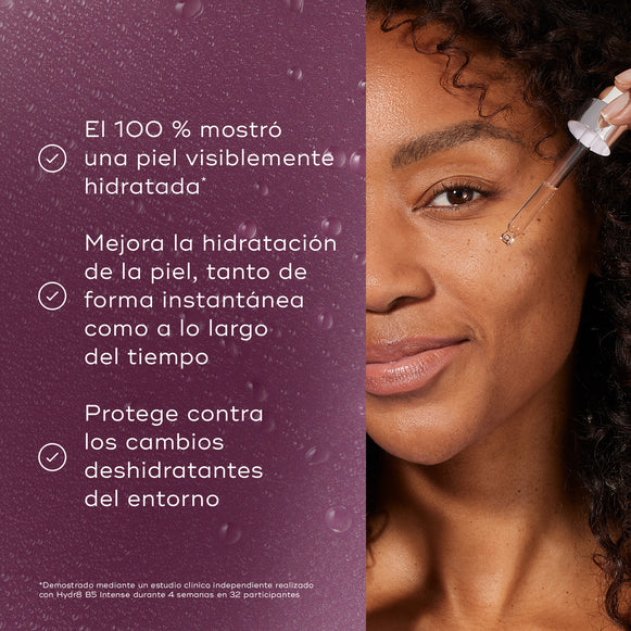 Imagen dividida que muestra a una modelo aplicando sérum con un cuentagotas junto a una lista de beneficios sobre un fondo púrpura texturizado. El texto afirma que el 100 % mostró una piel visiblemente hidratada, que mejora la hidratación de la piel tanto de forma inmediata como a largo plazo, y que protege contra los cambios deshidratantes del entorno.
-hover-16