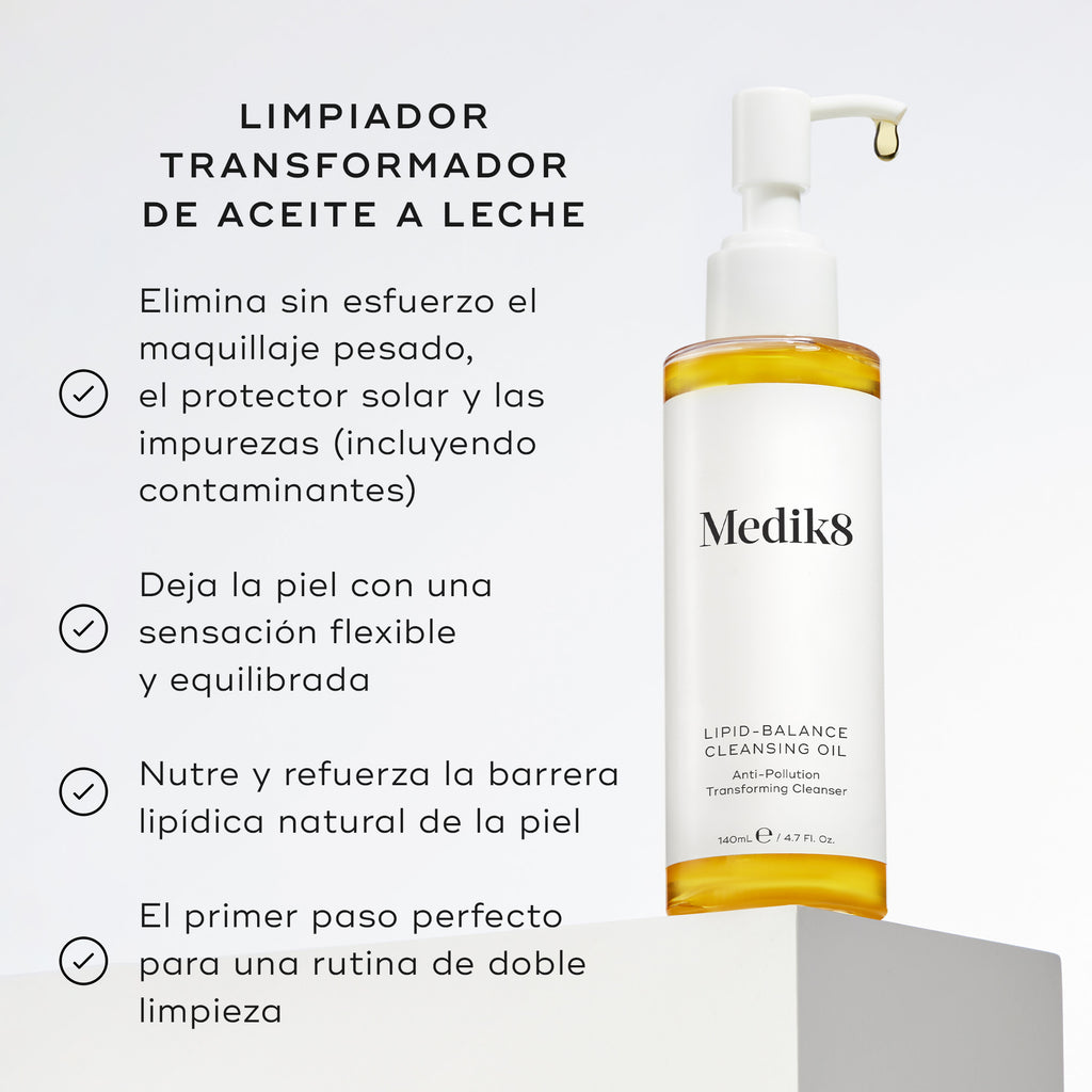 La botella de Medik8 Lipid-Balance Cleansing Oil se encuentra sobre un bloque blanco. El texto enumera beneficios como eliminar maquillaje intenso, apoyar la barrera lipídica y actuar como un limpiador transformador de aceite a leche.