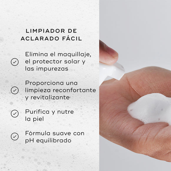 Una imagen dividida muestra la aplicación de la textura espumosa junto a una lista de beneficios, incluyendo: “Elimina el maquillaje, el protector solar y las impurezas, mientras purifica y nutre la piel.-hover-29
