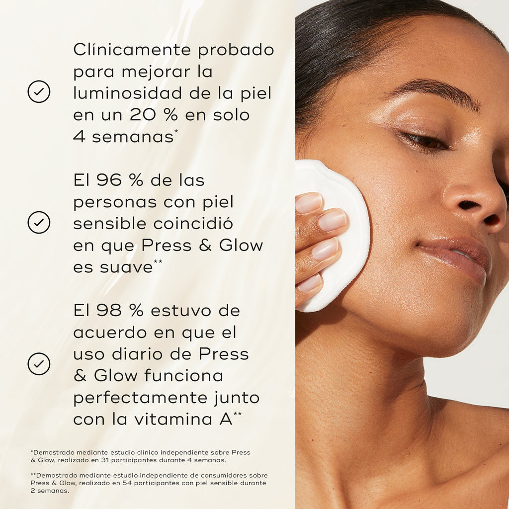 Una persona utiliza un disco de algodón para aplicar Medik8 Press & Glow en su rostro frente a un fondo neutro con efecto mármol. El texto afirma que el producto está clínicamente probado para mejorar la luminosidad de la piel en un 20 % en solo 4 semanas*, y que el 96 % de las pieles sensibles está de acuerdo en que Press & Glow es suave, mientras que el 98 % afirma que el uso diario de Press & Glow funcionó perfectamente junto con la vitamina A.