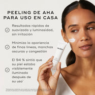 Una persona sostiene un tubo de Medik8 Sleep Glycolic sobre un fondo neutro color blanco roto con una muestra de crema blanca aplicada en la mejilla. El texto destaca sus beneficios como un «Peeling AHA para uso en casa» que «proporciona resultados rápidos de suavidad y luminosidad sin irritación» y «minimiza la apariencia de líneas finas, manchas oscuras y congestión». También señala: «El 94 % sintió que su piel estaba visiblemente más luminosa tras su uso».
