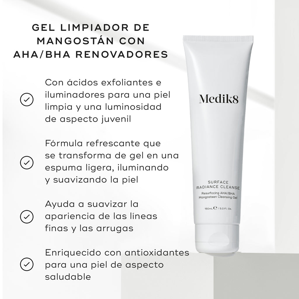 Tubo de Medik8 Surface Radiance Cleanse sobre un fondo brillante con gráficos de marcas de verificación. El texto destaca sus beneficios: ácidos iluminadores y exfoliantes para un brillo juvenil, fórmula refrescante de gel a espuma ligera que suaviza la piel, ayuda a reducir líneas finas y arrugas, y está enriquecido con antioxidantes para una piel de aspecto saludable.