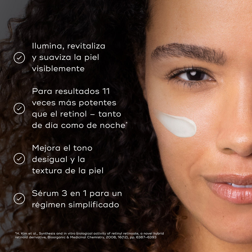 El rostro de una mujer aparece con una pequeña cantidad de crema blanca en la mejilla. Cuatro viñetas con marcas de verificación enumeran los beneficios: ilumina, revitaliza y suaviza visiblemente la piel; ofrece resultados 8 veces más potentes que el retinol* — tanto de día como de noche; mejora el tono y la textura desiguales de la piel; y es un sérum 3 en 1 para una rutina simplificada.