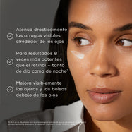 Se muestra el rostro de una mujer con una pequeña cantidad de sérum para ojos aplicada debajo de un ojo. Tres viñetas con marcas de verificación enumeran los beneficios: **«Atenúa drásticamente las arrugas visibles alrededor de los ojos»** y **«Para obtener resultados 8 veces más potentes que el retinol*»**.
