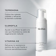 Una botella de Medik8 Calmwise Soothing Cleanser mostrada sobre un bloque blanco. Líneas conectan la botella con textos que explican los ingredientes clave: Teprenona para calmar el enrojecimiento, Clorofila para purificar la piel y Vitamina K2 para ayudar a fortalecer la piel.
