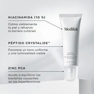 El tubo de Medik8 Clarity Peptides se encuentra sobre un bloque blanco junto a detalles de sus ingredientes. El texto destaca la Niacinamida (10 %) para calmar la piel, el Péptido Crystalide para aportar luminosidad y el Zinc PCA para equilibrar las bacterias.
