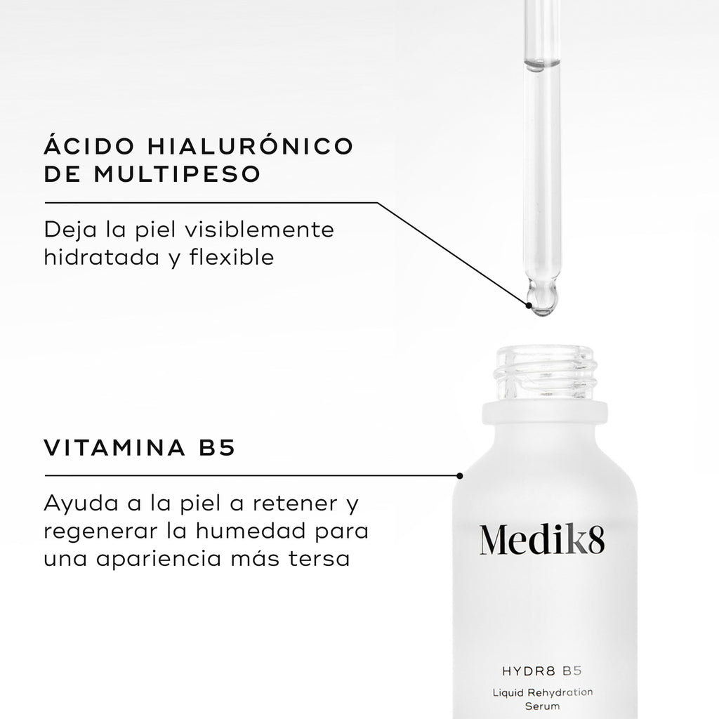 Primer plano de la botella y el cuentagotas del sérum Medik8 Hydr8 B5 con líquido transparente. El texto destaca los ingredientes clave:
ÁCIDO HIALURÓNICO DE MÚLTIPLES PESOS MOLECULARES
Deja la piel visiblemente hidratada y flexible.
VITAMINA B5
Ayuda a la piel a retener y regenerar la humedad para una apariencia más rellena.