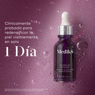 Botella de vidrio con gotero de Medik8 Hydr8 B5 Intense centrada sobre un fondo púrpura brillante con gotas de agua translúcidas. El texto en negrita indica que el producto está clínicamente probado para aportar un efecto visible de piel más rellena en solo 1 día.
