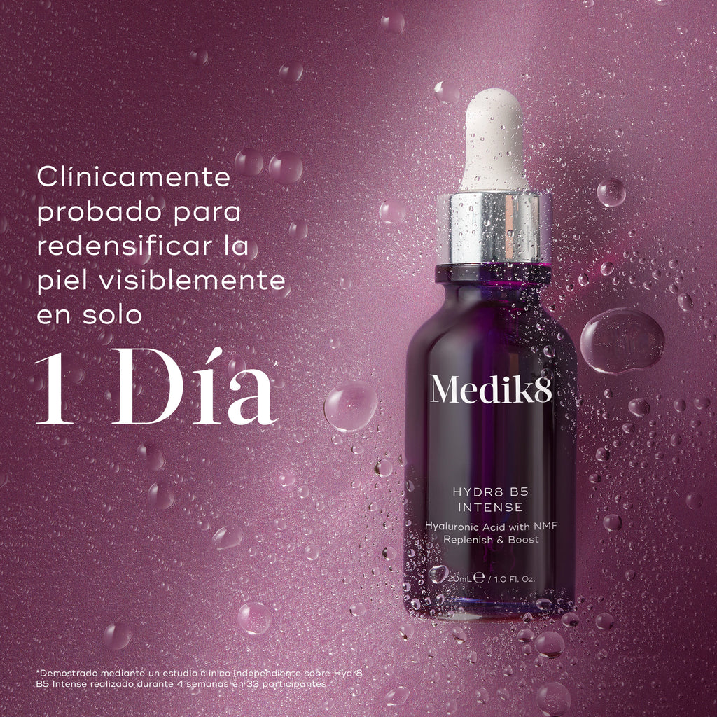 Botella de vidrio con gotero de Medik8 Hydr8 B5 Intense centrada sobre un fondo púrpura brillante con gotas de agua translúcidas. El texto en negrita indica que el producto está clínicamente probado para aportar un efecto visible de piel más rellena en solo 1 día.

