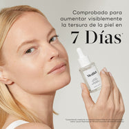 Una mujer sostiene una botella del sérum Liquid Peptides. El texto a la derecha indica: “Comprobado para suavizar la apariencia de líneas finas y arrugas en solo 7 días*”. Una nota al pie señala que esto proviene de un estudio independiente de consumidores.